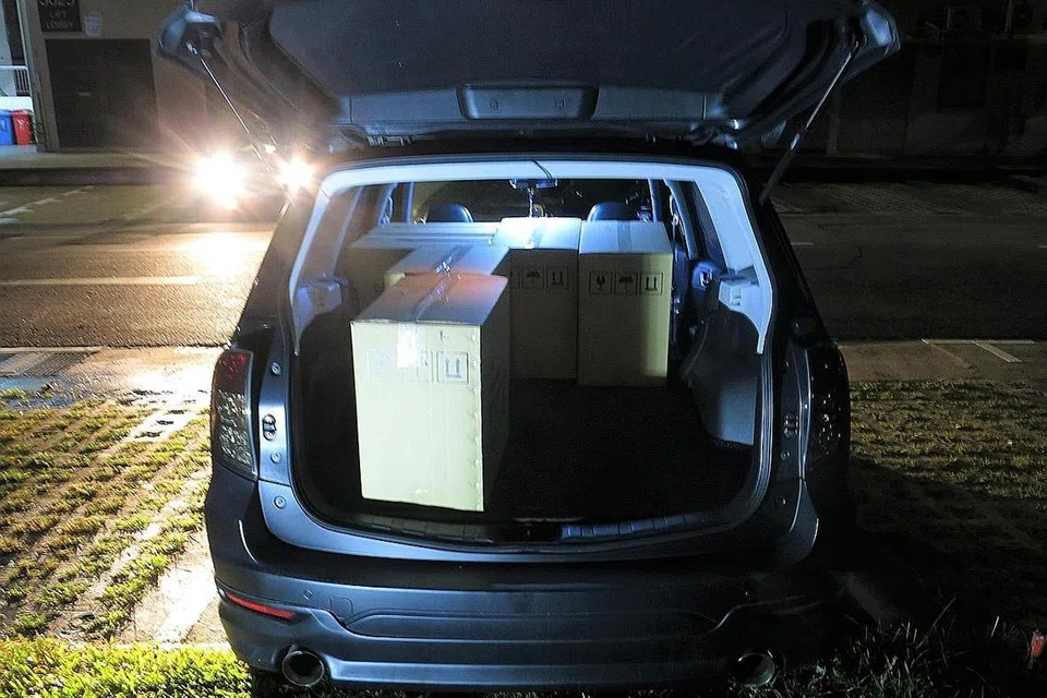 WARGA SINGPURA DITANGKAP: Seorang lelaki ditangkap oleh Kastam Singapura kerana membawa masuk sebanyak 261 karton rokok yang tidak dibayar cukai. - Foto KASTAM SINGAPURA