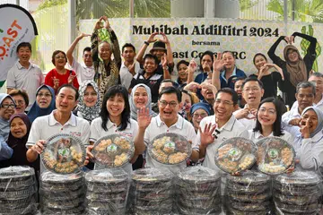 Penasihat Akar Umbi GRC East Coast bersama 50 relawan turun padang pada 6 April untuk mengagih kuih Raya kepada penduduk pelbagai kaum yang kurang berkemampuan. Turut hadir (dari kiri) adalah Menteri Negara Kanan (Perhubungan dan Penerangan merangkap Pembangunan Negara), Encik Tan Kiat How; Anggota Parlimen (AP) Cik Jessica Tan; Timbalan Perdana Menteri, Encik Heng Swee Keat; Menteri di Pejabat Perdana Menteri, Dr Mohamad Maliki Osman; dan AP Cik Cheryl Chan.