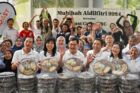 Penasihat Akar Umbi GRC East Coast bersama 50 relawan turun padang pada 6 April untuk mengagih kuih Raya kepada penduduk pelbagai kaum yang kurang berkemampuan. Turut hadir (dari kiri) adalah Menteri Negara Kanan (Perhubungan dan Penerangan merangkap Pembangunan Negara), Encik Tan Kiat How; Anggota Parlimen (AP) Cik Jessica Tan; Timbalan Perdana Menteri, Encik Heng Swee Keat; Menteri di Pejabat Perdana Menteri, Dr Mohamad Maliki Osman; dan AP Cik Cheryl Chan.