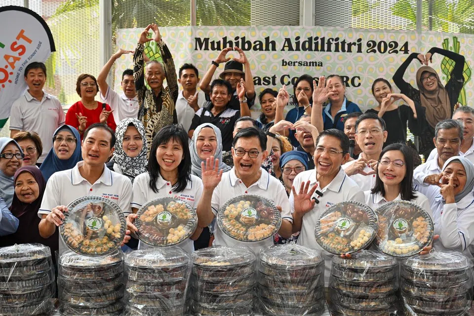 Penasihat Akar Umbi GRC East Coast bersama 50 relawan turun padang pada 6 April untuk mengagih kuih Raya kepada penduduk pelbagai kaum yang kurang berkemampuan. Turut hadir (dari kiri) adalah Menteri Negara Kanan (Perhubungan dan Penerangan merangkap Pembangunan Negara), Encik Tan Kiat How; Anggota Parlimen (AP) Cik Jessica Tan; Timbalan Perdana Menteri, Encik Heng Swee Keat; Menteri di Pejabat Perdana Menteri, Dr Mohamad Maliki Osman; dan AP Cik Cheryl Chan.