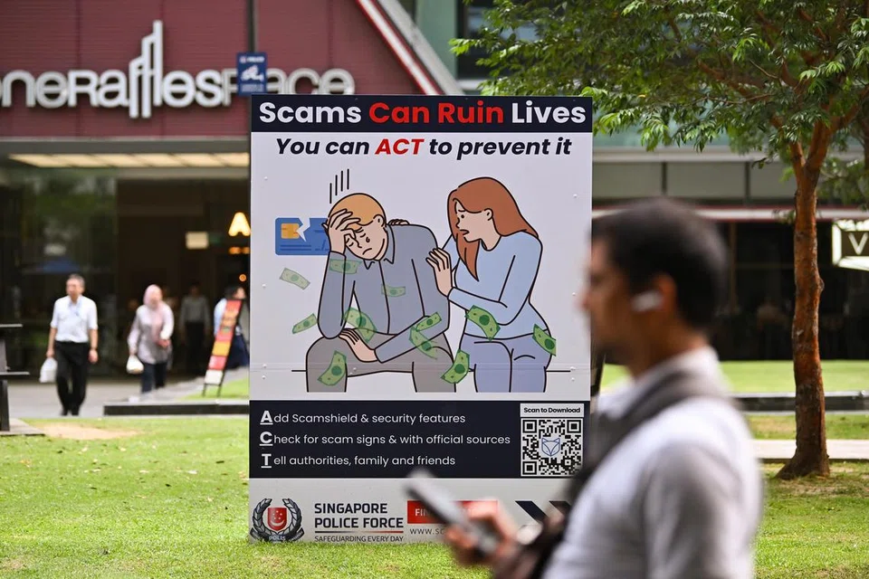 Nasihat mengenai penipuan terdapat di Raffles Place Park supaya pengguna lebih berhati-hati kerana kes penipuan semakin meningkat.