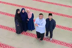 Anggota Jawatankuasa Ramadan Masjid Darussalam yang terdiri daripada (dari kiri) Eksekutif Kewangan, Siti Jamaliah Ali; Pegawai Pemasaran dan Komunikasi, Cik Maisarah Syahirah Malik; Penyelaras Program, Cik Hamidah Mohamed Saini; Pengurus Masjid Darussalam, Ustaz Harunarrashid Zainudin; dan Pegawai Dakwah, Ustaz Hayyan Muhyiddin Kamaruzaman.