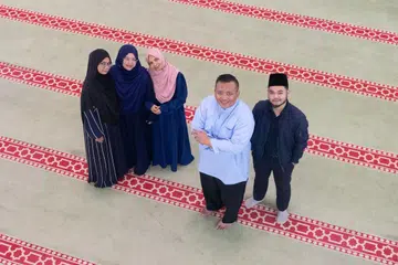 Anggota Jawatankuasa Ramadan Masjid Darussalam yang terdiri daripada (dari kiri) Eksekutif Kewangan, Siti Jamaliah Ali; Pegawai Pemasaran dan Komunikasi, Cik Maisarah Syahirah Malik; Penyelaras Program, Cik Hamidah Mohamed Saini; Pengurus Masjid Darussalam, Ustaz Harunarrashid Zainudin; dan Pegawai Dakwah, Ustaz Hayyan Muhyiddin Kamaruzaman.
