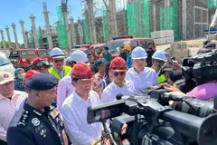 TIMBUL KEPRIHATINAN: Ketua Menteri Pulau Pinang, Encik Chow Kon Yeow (dua dari kiri), dan timbalannya, Datuk Dr Mohamad Abdul Hamid (tiga dari kiri), melawat lokasi kejadian runtuhan gudang dalam pembinaan di Batu Maung, Bayan Lepas, Pulau Pinang pada Khamis.