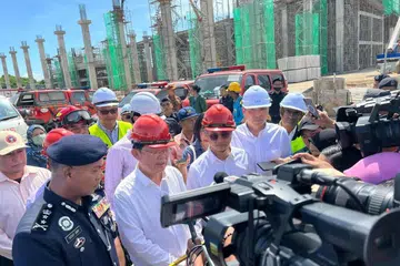 TIMBUL KEPRIHATINAN: Ketua Menteri Pulau Pinang, Encik Chow Kon Yeow (dua dari kiri), dan timbalannya, Datuk Dr Mohamad Abdul Hamid (tiga dari kiri), melawat lokasi kejadian runtuhan gudang dalam pembinaan di Batu Maung, Bayan Lepas, Pulau Pinang pada Khamis.