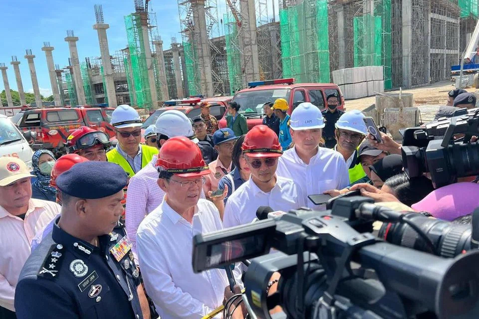 TIMBUL KEPRIHATINAN: Ketua Menteri Pulau Pinang, Encik Chow Kon Yeow (dua dari kiri), dan timbalannya, Datuk Dr Mohamad Abdul Hamid (tiga dari kiri), melawat lokasi kejadian runtuhan gudang dalam pembinaan di Batu Maung, Bayan Lepas, Pulau Pinang pada Khamis.
