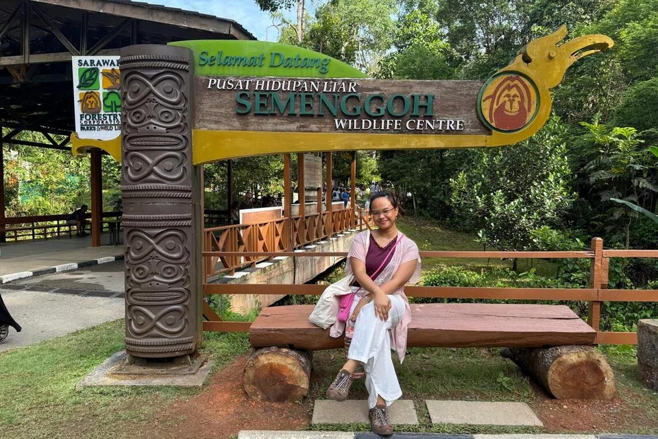 Penulis semasa di Pusat Hidupan Liar Semenggoh di Kuching, di mana pengunjung berpeluang memberi makan kepada orang utan.