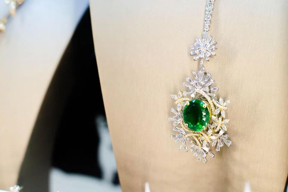 EKSPO BARANG KEMAS: Antara barang kemas yang dipamerkan di Ekspo Barang Kemas Antarabangsa Singapura (SIJE) 2018 yang berlangsung di Marina Bay Sands hingga esok.