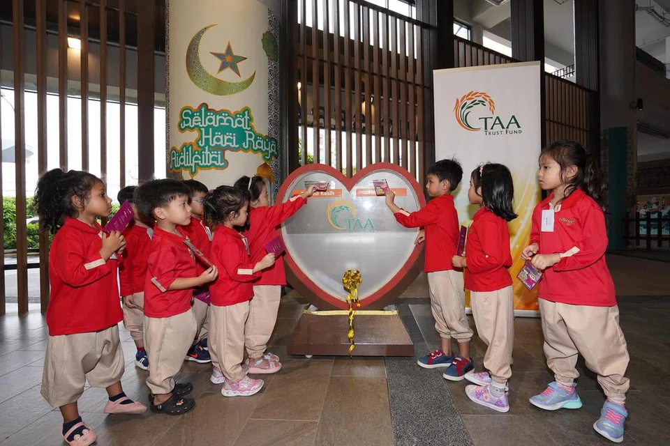 Bersedekah bukan hanya dapat memupuk sikap empati dan kemasyarakatan dalam diri, malah berupaya meningkatkan lagi rasa syukur dalam hati kita. Apabila kita bersyukur, kita akan berasa cukup dan menghargai setiap nikmat yang diberikan.