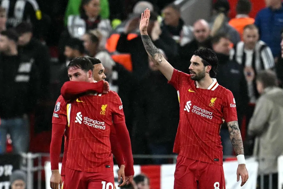Pemain Liverpool Dominik Szoboszlai (kanan) meraikan jaringan ketika aksi Liga Perdana England menentang Newcastle di Anfield, Liverpool. 