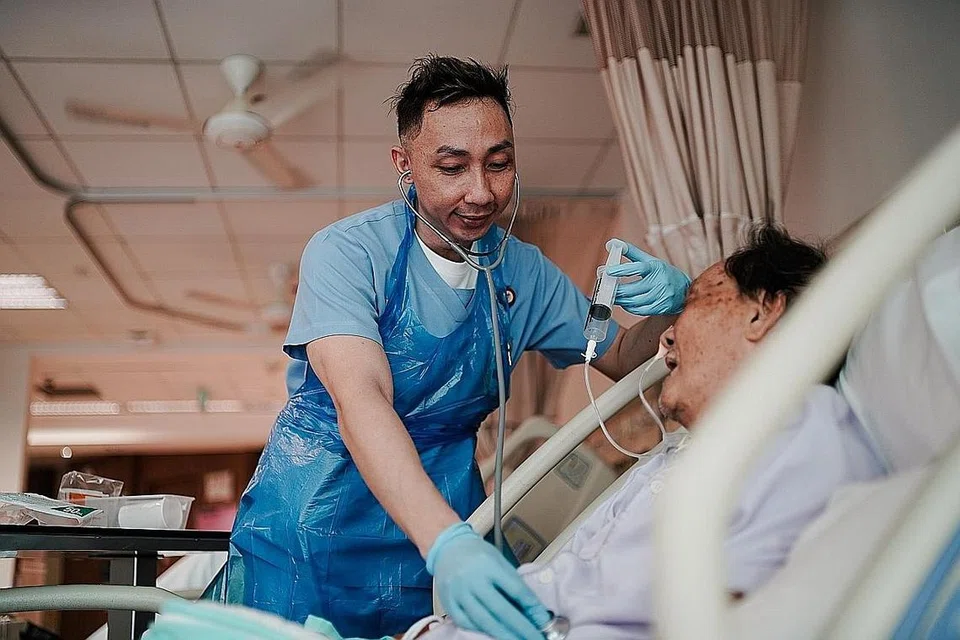 RANCANGAN MASA DEPAN: Kini rancangan Encik Mohammed Kamal selanjutnya ialah untuk mendapatkan sijil ijazah sarjana muda dalam kejururawatan, tahun depan. - Foto BH oleh ONG WEE KIAT