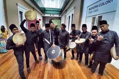 TIDAK SABAR BERGENDANG: Anggota kumpulan kompang Syabab tidak sabar untuk membuat persembahan pertama mereka sejak sekatan Covid-19 awal tahun ini dalam sebuah majlis perkahwinan pertengahan bulan depan. Gambar diambil sebelum Covid-19 melanda. - Foto SYABAB