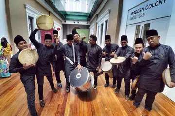 TIDAK SABAR BERGENDANG: Anggota kumpulan kompang Syabab tidak sabar untuk membuat persembahan pertama mereka sejak sekatan Covid-19 awal tahun ini dalam sebuah majlis perkahwinan pertengahan bulan depan. Gambar diambil sebelum Covid-19 melanda. - Foto SYABAB