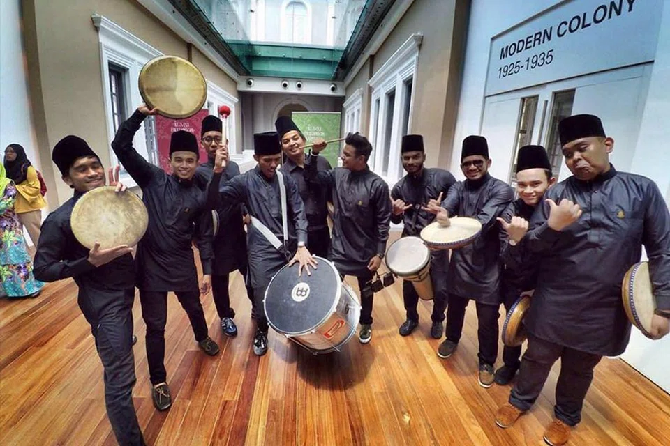 TIDAK SABAR BERGENDANG: Anggota kumpulan kompang Syabab tidak sabar untuk membuat persembahan pertama mereka sejak sekatan Covid-19 awal tahun ini dalam sebuah majlis perkahwinan pertengahan bulan depan. Gambar diambil sebelum Covid-19 melanda. - Foto SYABAB