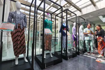 Menurut Lembaga Warisan Negara (NHB), kebaya mewakili dan meraikan sejarah bersama yang kaya di rantau ini, mempromosikan pemahaman antara budaya dan terus dipakai oleh kaum wanita di seluruh Asia Tenggara. Gambar menunjukkan pameran ‘Love, Kebaya’ di Muzium Negara Singapura pada 4 April 2023.