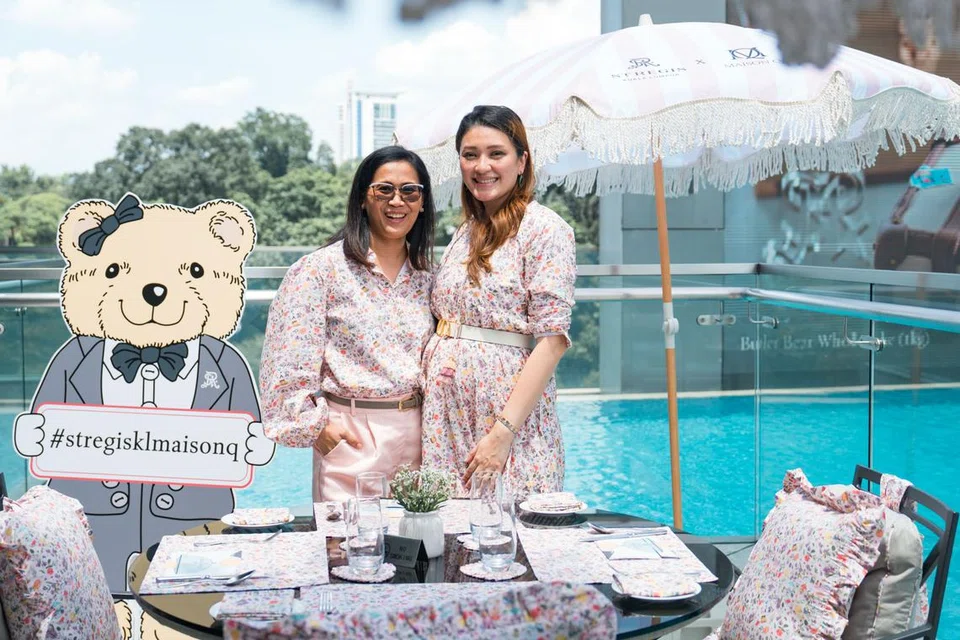 Pengasas Maison Q, Cik Suhana Ab (kiri) bersama Cik Carmey Chua, seorang anggota keluarga pemilik hotel, The St. Regis Kuala Lumpur, sewaktu pelancaran bersama #stregismaisonq.