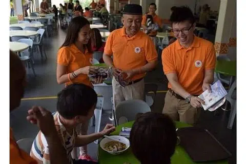 GIGIH DEKATI PENGUNDI: Sebahagian calon NSP bagi GRC Sembawang, (dari kiri) Cik Kevryn Lim, Encik Yadzeth Hairis dan Encik Spencer Ng, menjelaskan pendirian partinya kepada penduduk. - Foto NSP