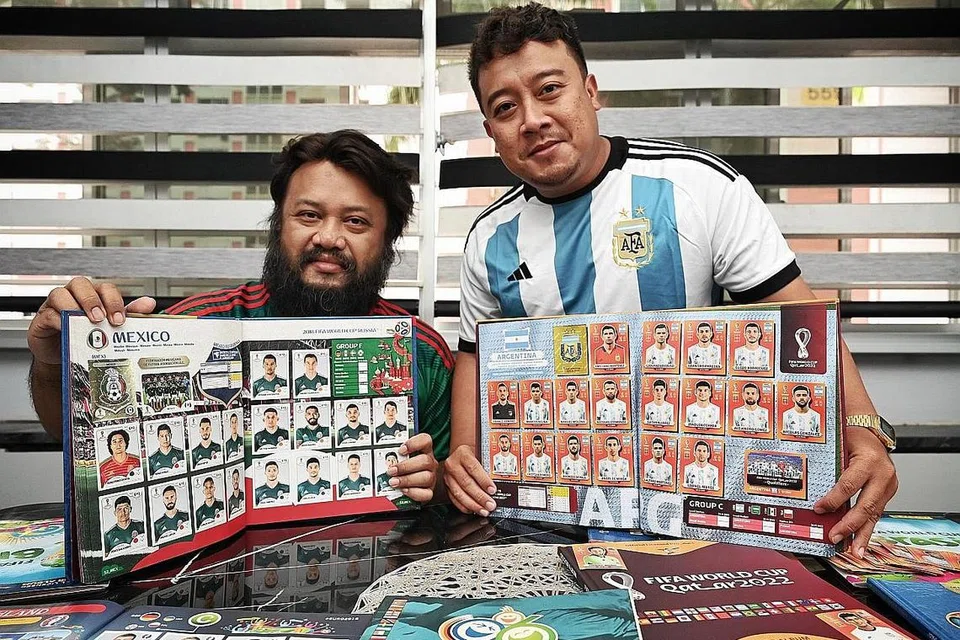 KEKALKAN HOBI LAMA: Pasangan adik-beradik Suhaimi (kiri) dan Suhairi tidak akan terlepas untuk mengumpul pelekat Piala Dunia bagi setiap edisinya. - Foto-foto BH oleh KHALID BABA 