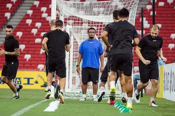 BIMBING LATIHAN: Akbar (tengah) gigih mengawasi latihan skuad Tampines, termasuk bintang pasukan dari England, Jermaine Pennant (kiri), baru-baru ini. - Foto FACEBOOK TAMPINES ROVER