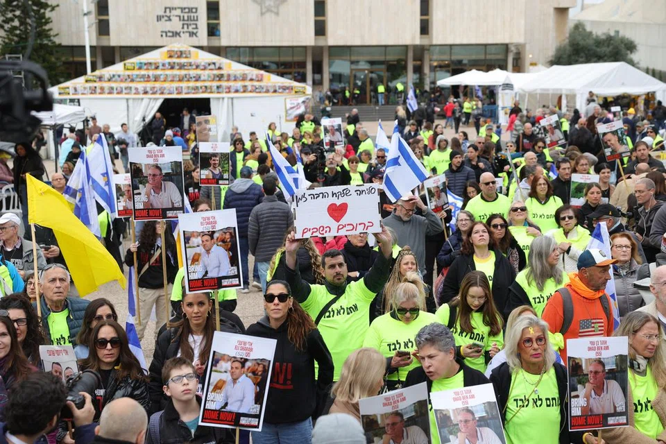 Orang ramai berhimpun di Tel Aviv untuk menantikan pembebasan tiga tebusan Israel pada 8 Februari. 