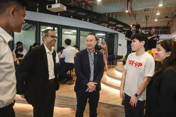 Ketua Pegawai Pengedaran dan Ketua Pegawai Pembangunan Korporat, Prudential Singapore, Encik Ben Tan (tiga dari kiri) dan Pengetua ITE, Kolej Central, Encik Suresh Natarajan (dua dari kiri), berinteraksi dengan kumpulan pertama pelajar ITE yang telah mengikuti program TEE-Up Prudential. 