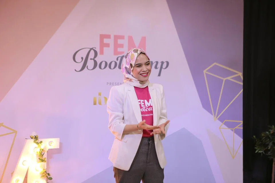LATIHAN PEMASARAN MEDIA DIGITAL DAN SOSIAL: FEM (Pergerakan Usahawan Wanita) Bootcamp ialah satu lagi daya usaha Cik Bella Khaja untuk memperkasakan lebih ramai usahawan wanita. Mereka telah mengadakan sesi di Singapura dan Malaysia, Indonesia dan Hong Kong.