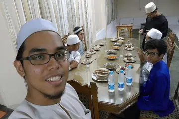 IFTAR BERAMAI-RAMAI: Encik Rushdy (depan) menikmati hidangan buka puasa bersama kawan-kawan pelajar Singapura di Mesir. - Foto ihsan AHMAD RUSHDY MOHD ARIFF