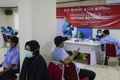 INOKULASI PEKERJA: Indonesia memulakan inokulasi pekerja buruh intensif melalui program yang dibiayai syarikat. - Foto EPA-EFE
