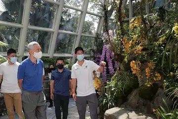 CANTIK DAN MENAWAN: Pelbagai spesis orkid dapat dilihat di Tropical Montane Orchidetum yang dilancarkan Perdana Menteri Lee Hsien Loong (kiri) dan dihadiri Encik Desmond Lee. Ia direka khas untuk mereplikasikan simulasi pengalaman mendaki hutan pergunungan tropikal dan menampilkan orkid serta tumbuh-tumbuhan lain. - Foto BM oleh GIN TAY