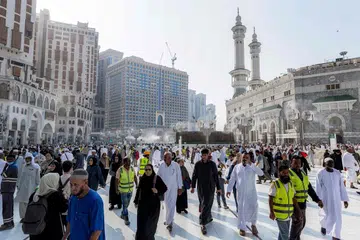 Orang ramai dan jemaah berjalan di pekarangan Masjidil Haram di Makkah, Arab Saudi, pada 16 September 2026. Arab Saudi memperkenalkan pakej haji menyeluruh bagi musim 2027 yang menggabungkan penginapan, pengangkutan, makanan dan perkhidmatan di tanah suci menerusi satu kontrak elektronik.