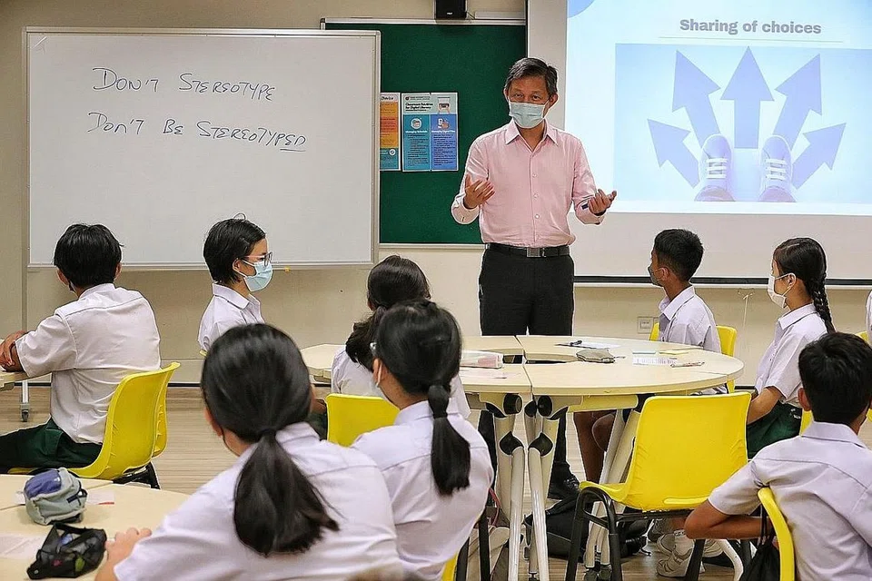 PERBINCANGAN DALAM KELAS: Encik Chan Chun Sing melawat Sekolah Menengah Kranji dan turut menerokai pelbagai isu-isu yang mengancam keharmonian kaum bersama para pelajar sekolah itu. - Foto BH oleh KEVIN LIM