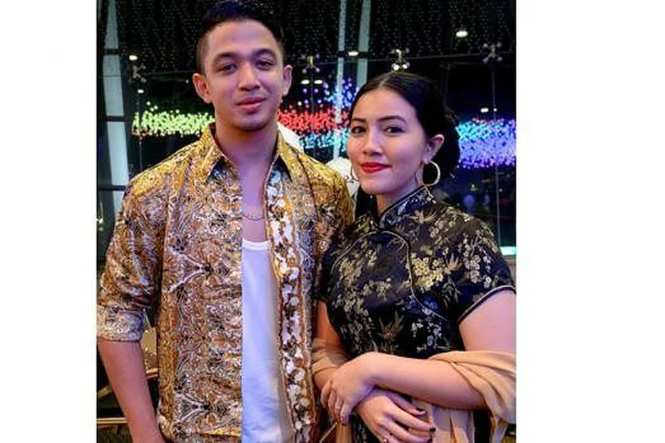 TEMAN BAIK: Sepupu, pengapit pengantin lelaki dan anggota duo Sleeq, Syarif, dan tunangnya, Malaque Mahdaly, telah mendendangkan lagu, If I Ain't Got You, nyanyian Alicia Keys dalam acara makan malam. 