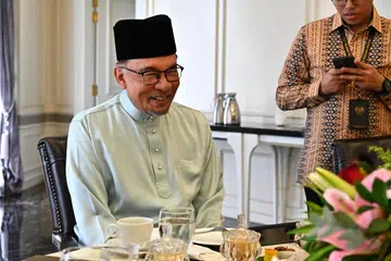 Perdana Menteri Malaysia, Datuk Seri Anwar Ibrahim, mengucapkan selamat maju jaya kepada Perdana Menteri Singapura, Encik Lee Hsien Loong, yang bakal melepaskan jawatannya pada 15 Mei.