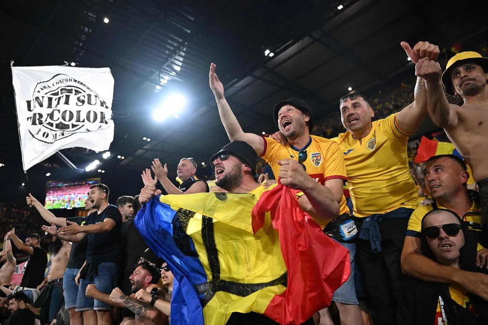 Penyokong Romania mengharapkan pasukan mereka dapat ulangi persembahan mereka di Euro 2000, dengan melayakkan diri ke suku-akhir. 