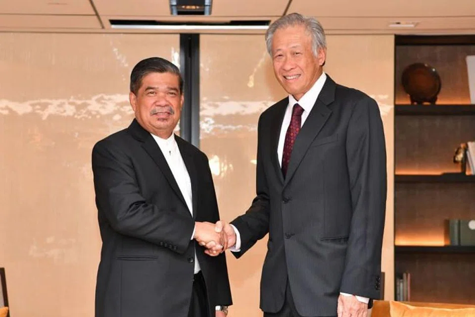 HUBUNGAN ERAT: Menteri Pertahanan, Dr Ng (kanan) dan rakan sejawatnya dari Malaysia, Encik Mohamad Sabu bersetuju memperkukuh hubungan pertahanan antara kededua negara. - Foto MINDEF