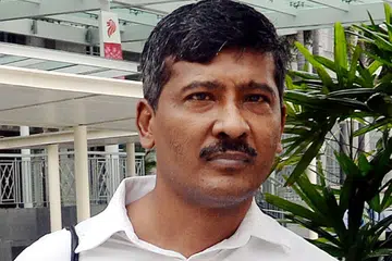 ABDUL GHANI: Peguam belanya, Encik Hamidul Haq, menjalankan pemeriksaan balas ke atas saksi Gazaly Malek semalam. - Foto fail