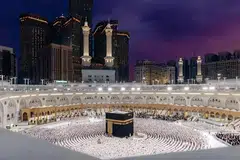 Jemaah beribadah di Masjidil Haram, Makkah, ketika Arab Saudi melancarkan kempen kesedaran “Datang Menunaikan Umrah?” bagi meningkatkan pemahaman jemaah terhadap perkhidmatan, prosedur dan adab ibadah menjelang musim puncak Ramadan.