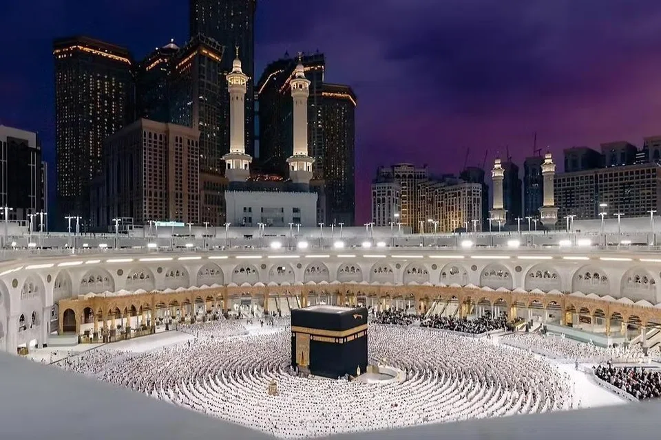Jemaah beribadah di Masjidil Haram, Makkah, ketika Arab Saudi melancarkan kempen kesedaran “Datang Menunaikan Umrah?” bagi meningkatkan pemahaman jemaah terhadap perkhidmatan, prosedur dan adab ibadah menjelang musim puncak Ramadan.