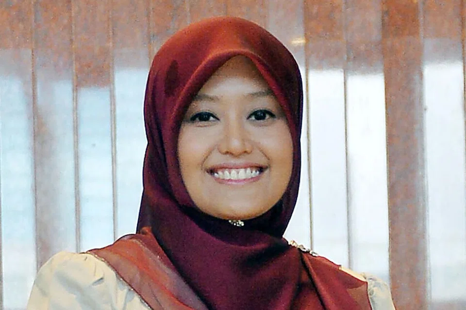 SOKONG LANGKAH BANGUN PROGRAM: Peguam setempat Cik Rahayu Mahzam (gambar), Encik Abdul Rohim Sarip dan Encik Abdul Rahman menyambut baik langkah mahu sediakan program mengenai undang-undang Islam itu. - Foto-foto fail
