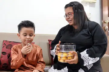 MENGHARAP SINARAN: Ibu tunggal, Cik Siti Hafizah Mohd Mydin, berdepan dengan cabaran menjaga anak bongsu yang mengalami autisme, Mohammed Faiz. - Foto IMAN ALIF