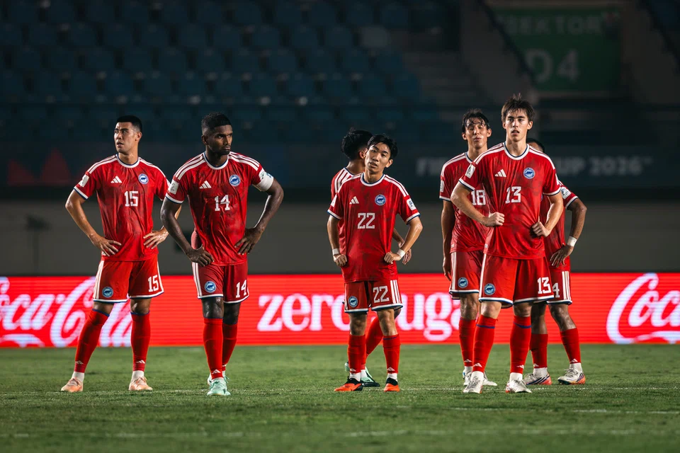 Barisan pemain Singapura tunduk hampa selepas wisel penamat ditiupkan, mengesahkan penyingkiran skuad Singa daripada Piala Asean Fifa.