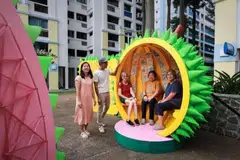 (Dari kiri) Artis visual, Cik Esther Ng dan Encik Casey Chen, bersama penduduk Admiralty yang menyertai projek pemasangan karya seni, Cik Lim Gek Luang, Cik Rosaline Lee dan Cik Sally Lim.