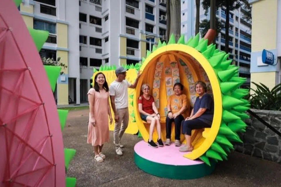 (Dari kiri) Artis visual, Cik Esther Ng dan Encik Casey Chen, bersama penduduk Admiralty yang menyertai projek pemasangan karya seni, Cik Lim Gek Luang, Cik Rosaline Lee dan Cik Sally Lim.