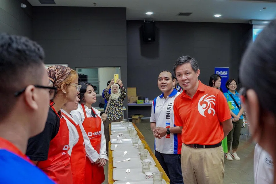 TINJAU AKTIVITI: (Dari kanan) Menteri Pendidikan, Encik Chan Chun Sing dan Penasihat kepada Pertubuhan Akar Umbi (GRO) Chua Chu Kang (Keat Hong), Encik Zhulkarnain Abdul Rahim, berinteraksi dengan peserta yang menyertai aktiviti.