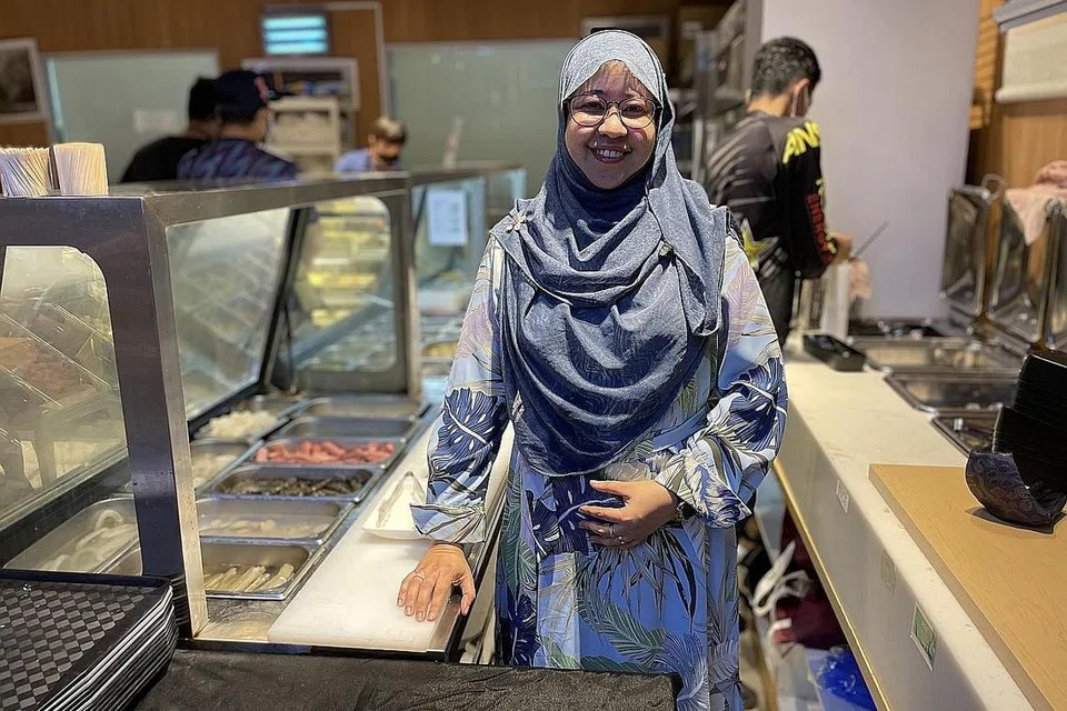 MENINGKAT SECARA BERTAHAP: Sharifah Noor Aishah (atas) berkata perniagaannya, Restoran Jinshang Yipin Halal Hotpot & BBQ Buffet di pusat beli-belah Eastpoint Mall, meningkat secara bertahap hingga 30 peratus sejak pelanggan dibenar ambil makanan bufet sendiri.