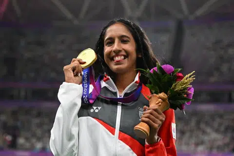 RATU PECUT: Shanti Pereira meraih pingat emas olahraga pertama Singapura di Sukan Asia sejak 1974 apabila beliau menjuarai lari 200 meter wanita di Hangzhou, China, pada Isnin. 