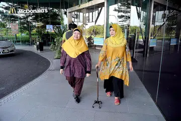 GIAT BANTU GOLONGAN SENASIB: Meskipun mereka sendiri kurang upaya, Cik Rosnani Jamarie (kanan) dan Cik Halipa Ahmad tidak lokek menyumbang tenaga dan berusaha memberi sokongan kepada orang kurang upaya lain. - Foto M.O. SALLEH