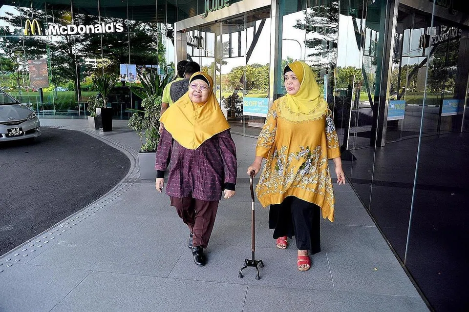 GIAT BANTU GOLONGAN SENASIB: Meskipun mereka sendiri kurang upaya, Cik Rosnani Jamarie (kanan) dan Cik Halipa Ahmad tidak lokek menyumbang tenaga dan berusaha memberi sokongan kepada orang kurang upaya lain. - Foto M.O. SALLEH