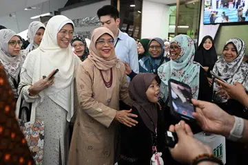 SANTUNI JEMAAH: Presiden Halimah Yacob bersama jemaah yang hadir untuk solat Aidiladha di Masjid Al-Mukminin di Jurong East pada Khamis.