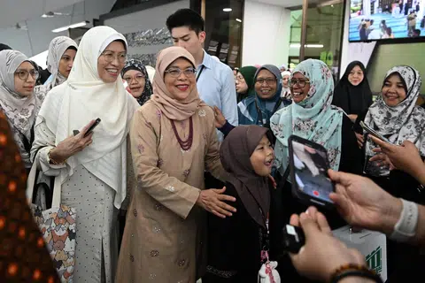 SANTUNI JEMAAH: Presiden Halimah Yacob bersama jemaah yang hadir untuk solat Aidiladha di Masjid Al-Mukminin di Jurong East pada Khamis.
